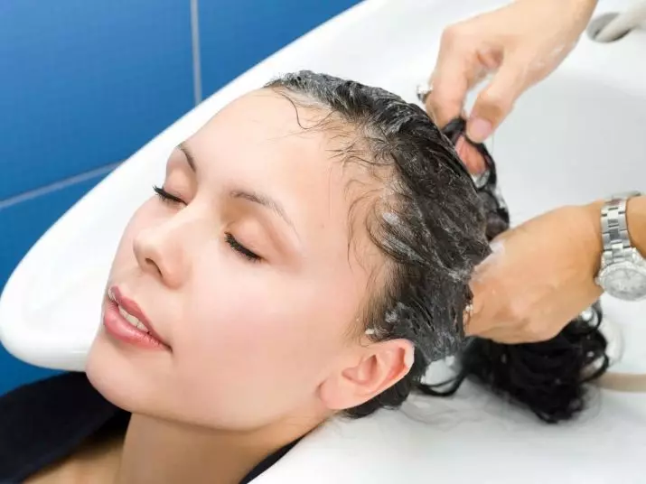 غسل الشعر (62 صورة): ما هذا؟ ماذا يعني لفئت الشعر أفضل؟ كيفية استعادة الشعر بعد غسل اللون؟ 24189_35