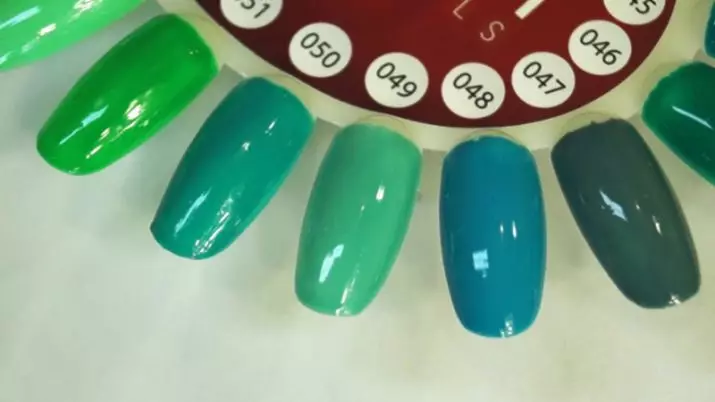 Grænn Manicure Gel-Lakk (65 myndir): Naglihönnun í Matte Dark Green Color, Mint og Emerald Shades 24205_10