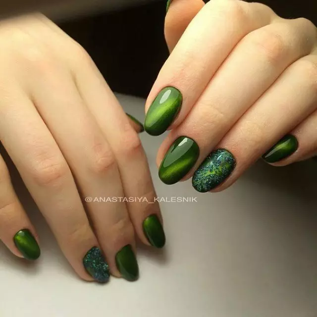 Green маникюр гел-лак (65 снимки): нокти дизайн в матирана тъмно зелен цвят, мента и изумрудени нюанси 24205_11