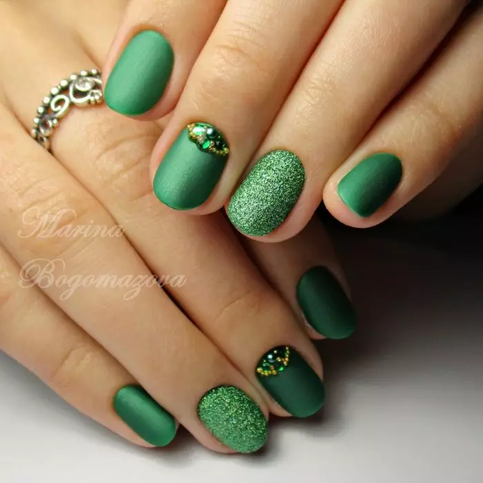 Зелен Маникир гел-лак (65 фотографии): дизајн на нокти во мат темно зелена боја, нане и смарагд нијанси 24205_12