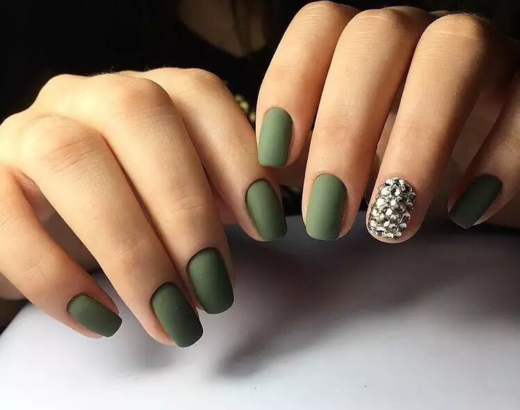 Зелен Маникир гел-лак (65 фотографии): дизајн на нокти во мат темно зелена боја, нане и смарагд нијанси 24205_14