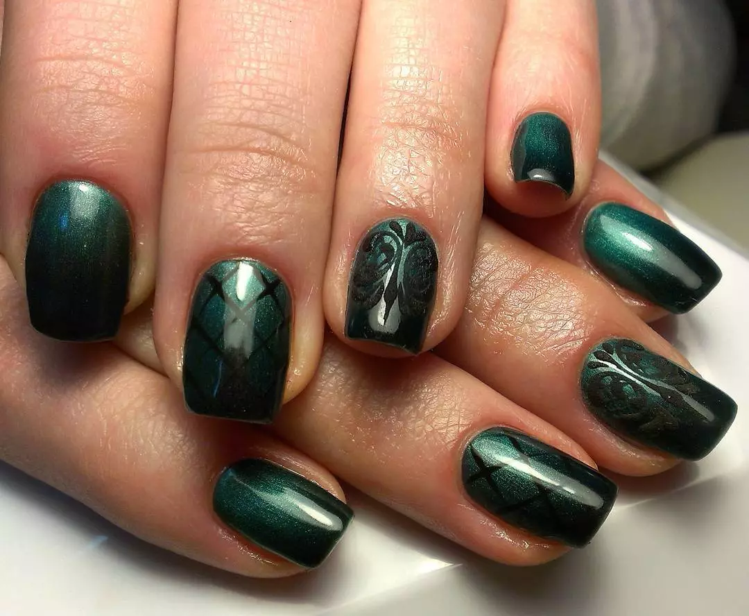 Зелен Маникир гел-лак (65 фотографии): дизајн на нокти во мат темно зелена боја, нане и смарагд нијанси 24205_15