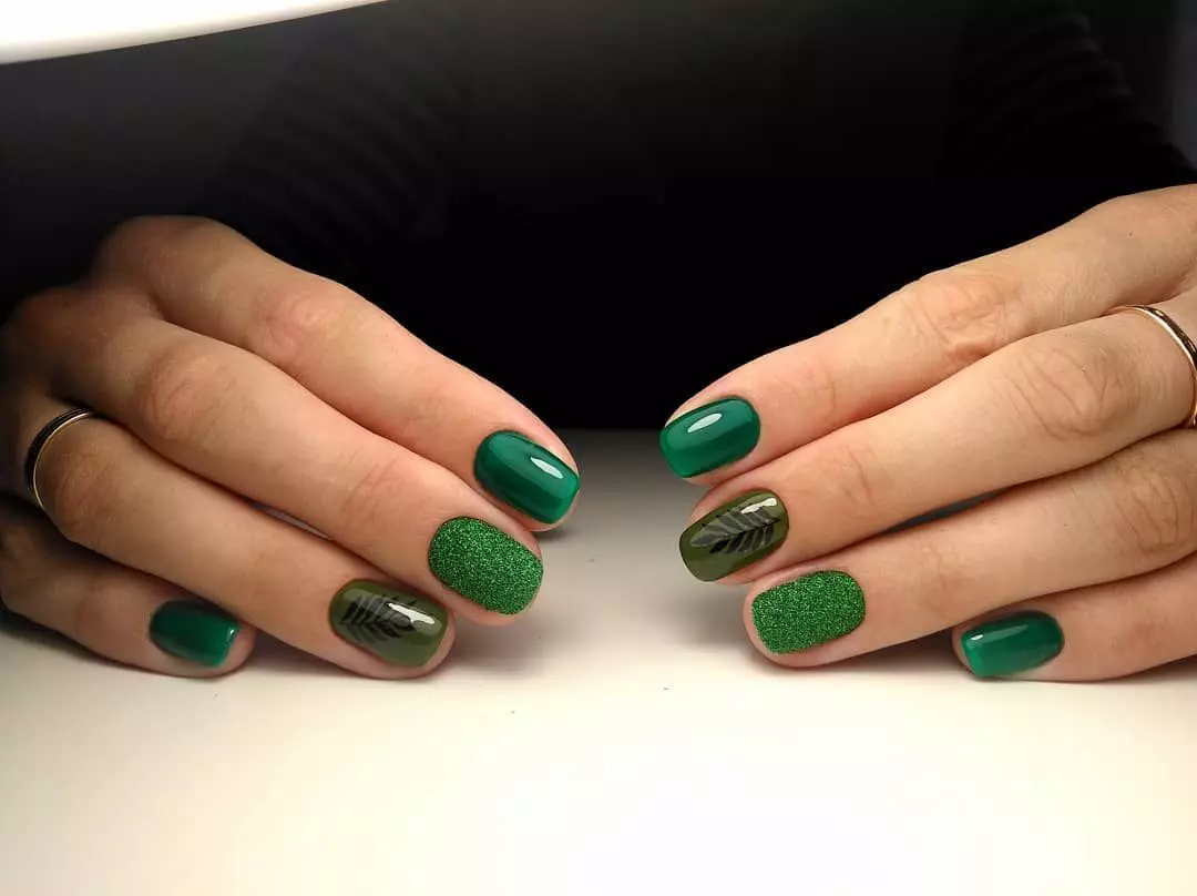 Green Manicure Gel-lakas (65 fotogrāfijas): nagu dizains matēts tumši zaļā krāsā, piparmētru un smaragda toņos 24205_17