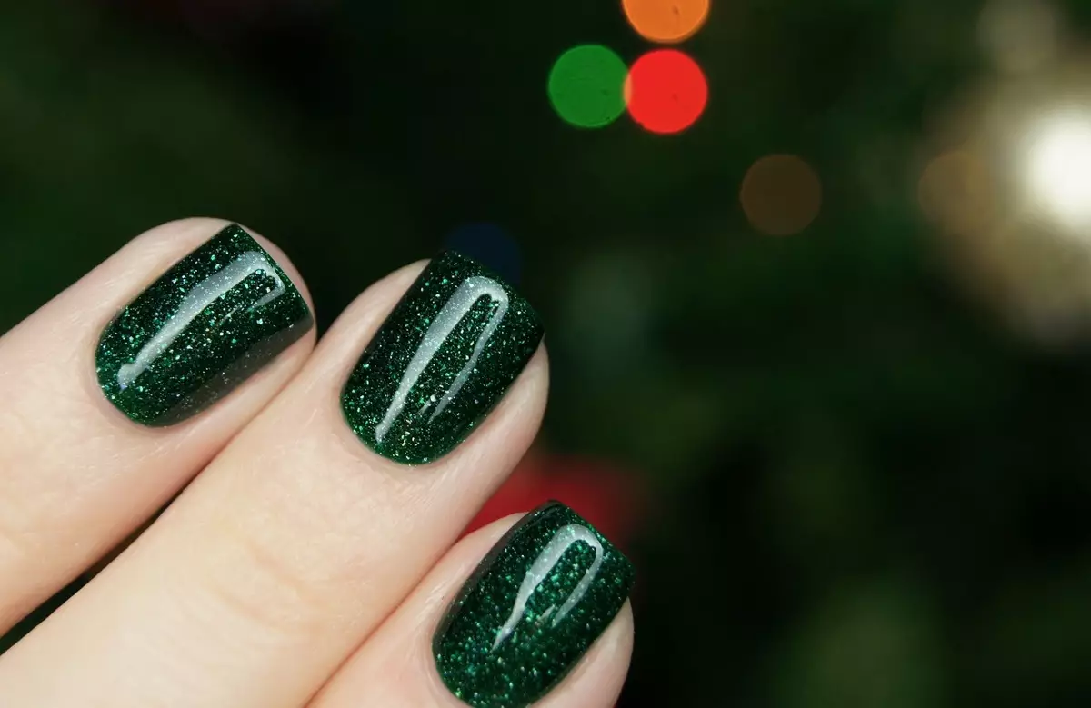 Groen manicure gel-vernis (65 foto's): spyker ontwerp in mat donkergroen kleur, kruisement en smarag skakerings 24205_18