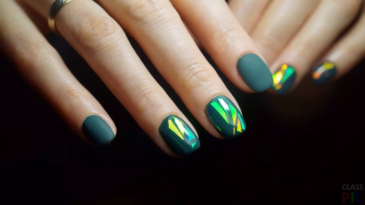 Groen manicure gel-vernis (65 foto's): spyker ontwerp in mat donkergroen kleur, kruisement en smarag skakerings 24205_19