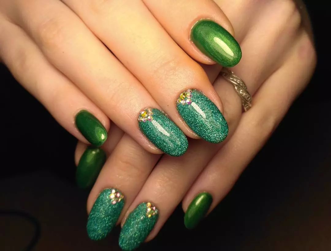 Green Manicure Gel-lakas (65 fotogrāfijas): nagu dizains matēts tumši zaļā krāsā, piparmētru un smaragda toņos 24205_20