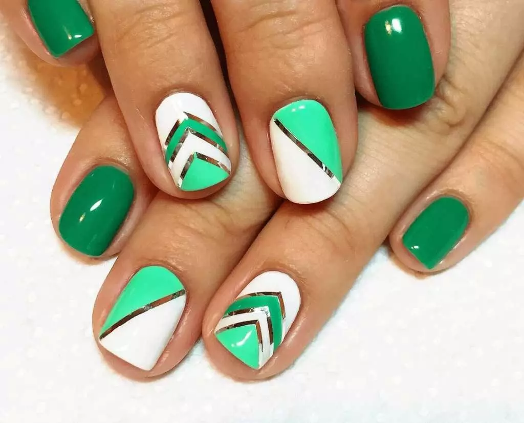 Зелен Маникир гел-лак (65 фотографии): дизајн на нокти во мат темно зелена боја, нане и смарагд нијанси 24205_23
