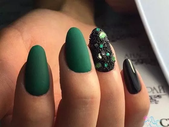 Grænn Manicure Gel-Lakk (65 myndir): Naglihönnun í Matte Dark Green Color, Mint og Emerald Shades 24205_25