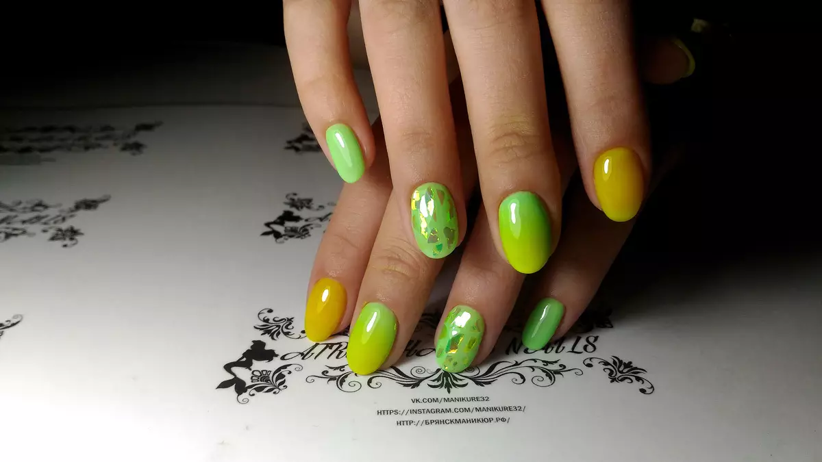 Groen manicure gel-vernis (65 foto's): spyker ontwerp in mat donkergroen kleur, kruisement en smarag skakerings 24205_26
