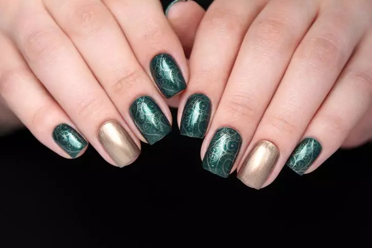 Grænn Manicure Gel-Lakk (65 myndir): Naglihönnun í Matte Dark Green Color, Mint og Emerald Shades 24205_28