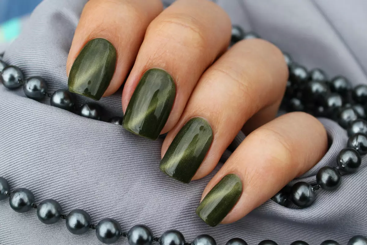 Zelená manikúra gel-lak (65 fotografií): Design nehty v matné tmavě zelené barvy, máta a smaragdové odstíny 24205_3