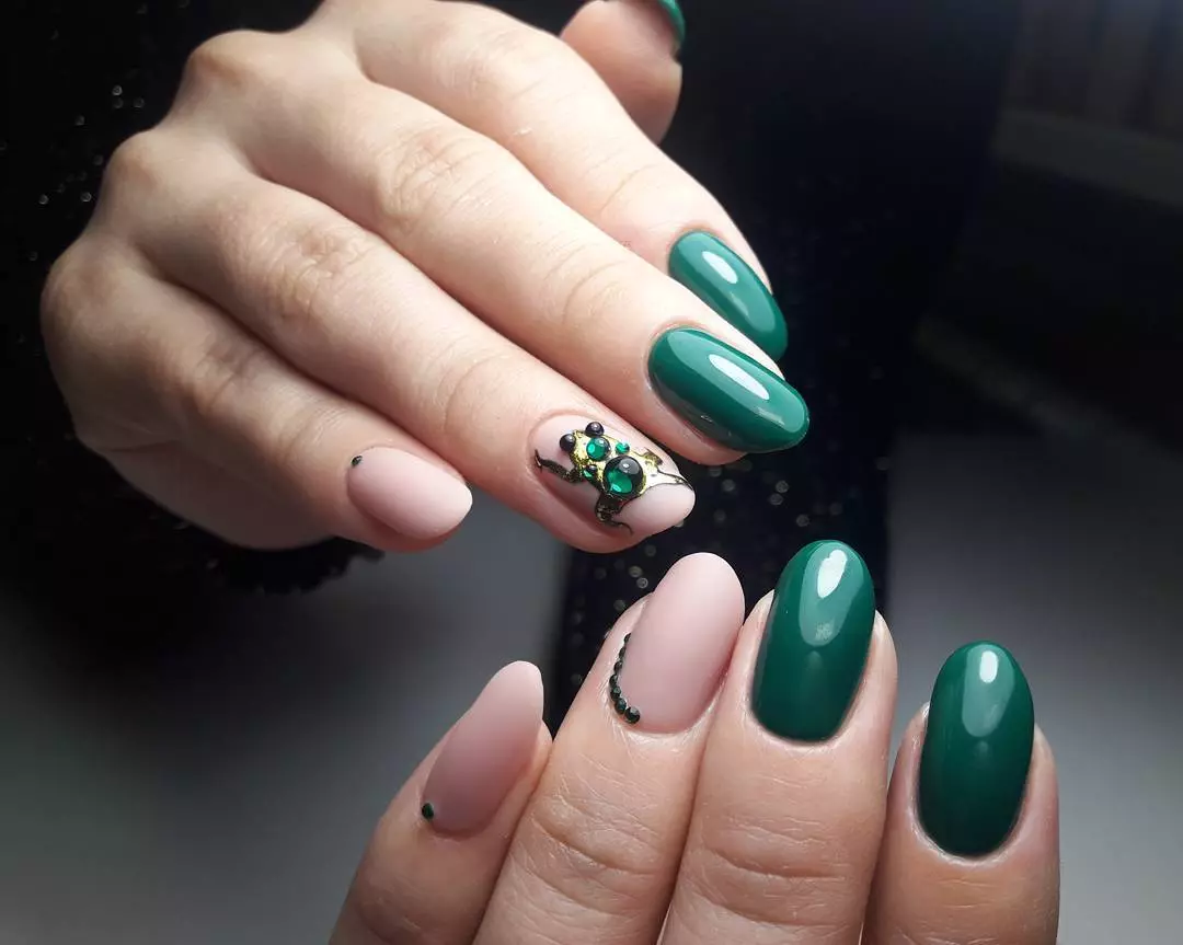 Зелен Маникир гел-лак (65 фотографии): дизајн на нокти во мат темно зелена боја, нане и смарагд нијанси 24205_32