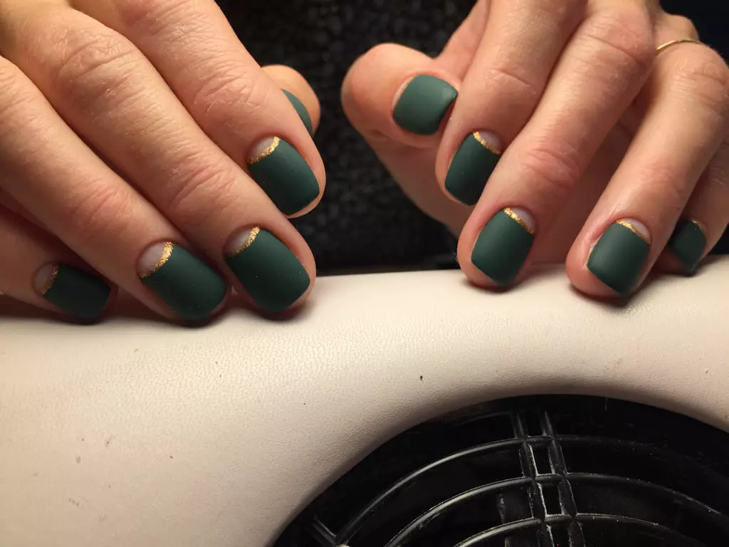 Зелен Маникир гел-лак (65 фотографии): дизајн на нокти во мат темно зелена боја, нане и смарагд нијанси 24205_34