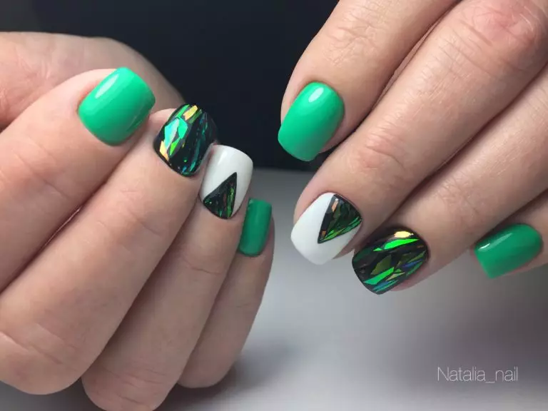 Groen manicure gel-vernis (65 foto's): spyker ontwerp in mat donkergroen kleur, kruisement en smarag skakerings 24205_37