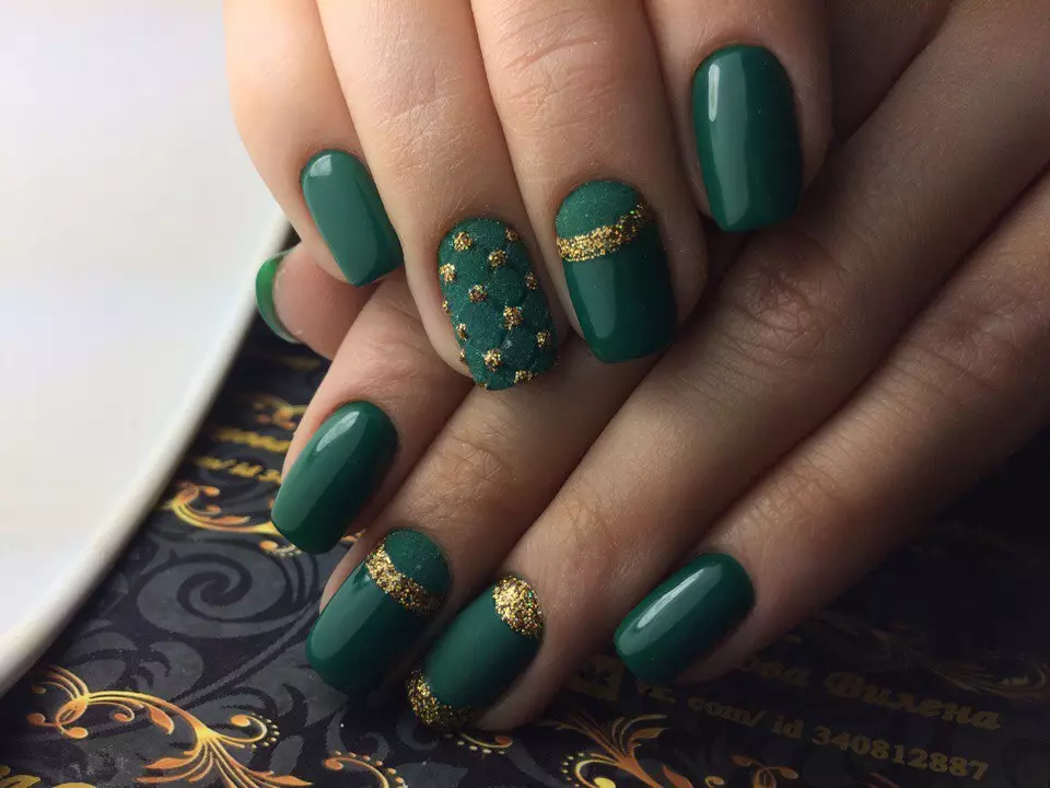 Зелен Маникир гел-лак (65 фотографии): дизајн на нокти во мат темно зелена боја, нане и смарагд нијанси 24205_38
