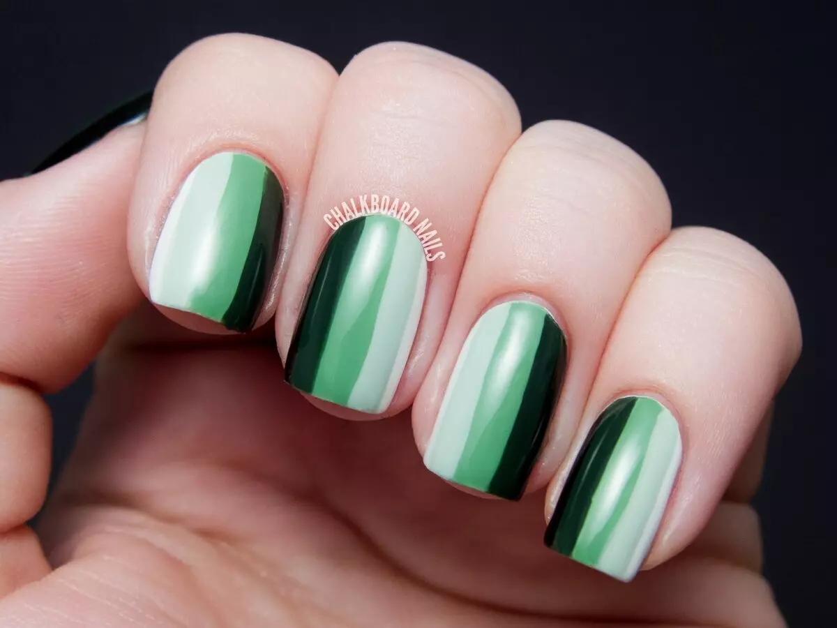 Groen manicure gel-vernis (65 foto's): spyker ontwerp in mat donkergroen kleur, kruisement en smarag skakerings 24205_39