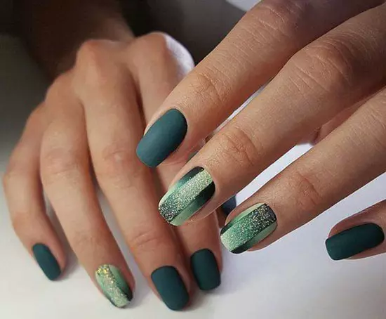 Groen manicure gel-vernis (65 foto's): spyker ontwerp in mat donkergroen kleur, kruisement en smarag skakerings 24205_41