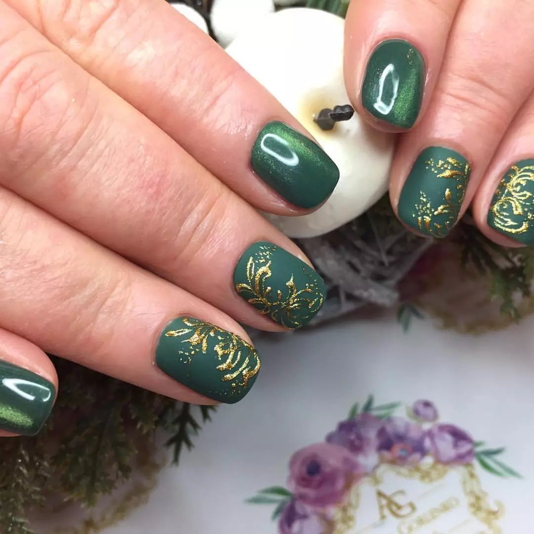 Зелен Маникир гел-лак (65 фотографии): дизајн на нокти во мат темно зелена боја, нане и смарагд нијанси 24205_50