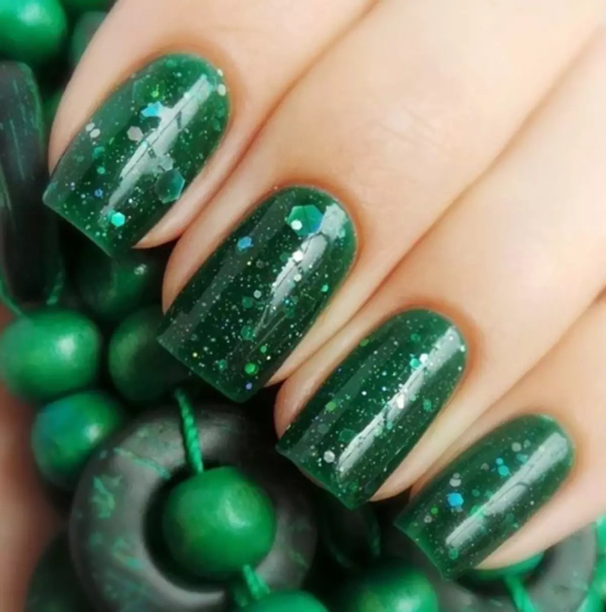 Зелен Маникир гел-лак (65 фотографии): дизајн на нокти во мат темно зелена боја, нане и смарагд нијанси 24205_51