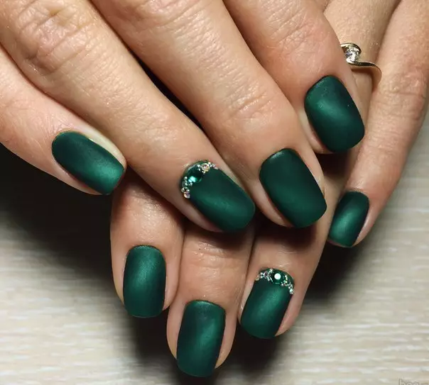 Green маникюр гел-лак (65 снимки): нокти дизайн в матирана тъмно зелен цвят, мента и изумрудени нюанси 24205_52