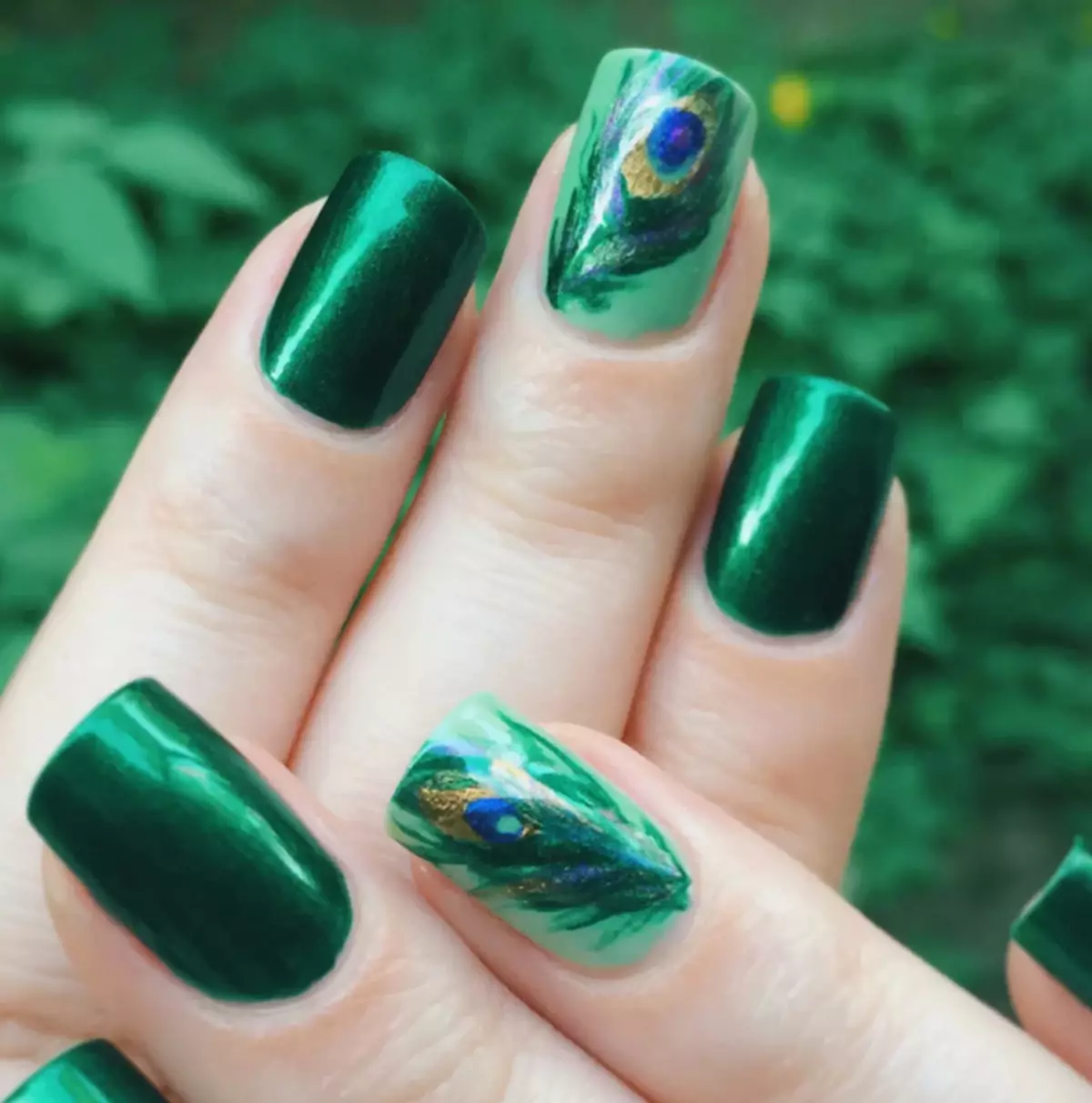 Зелен Маникир гел-лак (65 фотографии): дизајн на нокти во мат темно зелена боја, нане и смарагд нијанси 24205_56