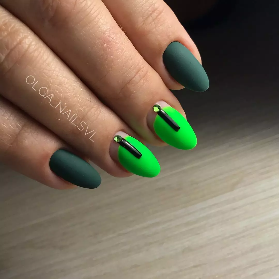 Green маникюр гел-лак (65 снимки): нокти дизайн в матирана тъмно зелен цвят, мента и изумрудени нюанси 24205_65