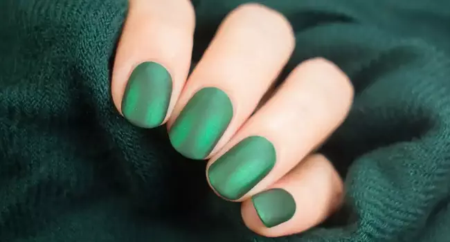 Grænn Manicure Gel-Lakk (65 myndir): Naglihönnun í Matte Dark Green Color, Mint og Emerald Shades 24205_9