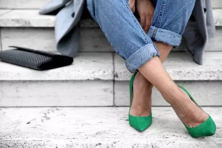 Suede Green Shoes (24 сүрөт): Замша жашылдан жасалган моделдерди кийүү керек 2420_24