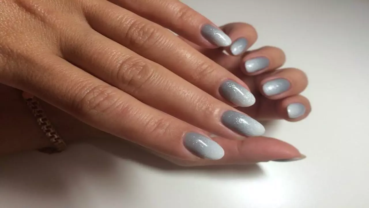 Grey gel lacquer (56 Mga Litrato): Mga ideya alang sa laraw sa lansang sa itom nga kolor nga grey, mga bahin sa manicure sa mga tono nga pilak 24210_43