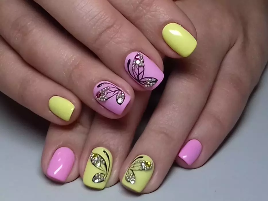 მანიკური ყვითელი გელი ლაქით (55 ფოტო): Sine-Yellow Color Nail დიზაინი და სიახლე მანიაკურის სინათლის ყვითელი ტონი ფირუზი 24213_10