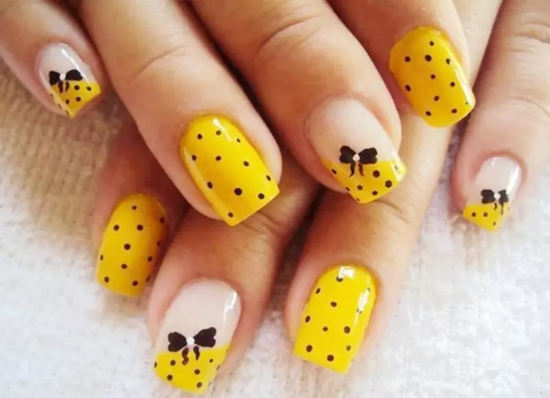 მანიკური ყვითელი გელი ლაქით (55 ფოტო): Sine-Yellow Color Nail დიზაინი და სიახლე მანიაკურის სინათლის ყვითელი ტონი ფირუზი 24213_22