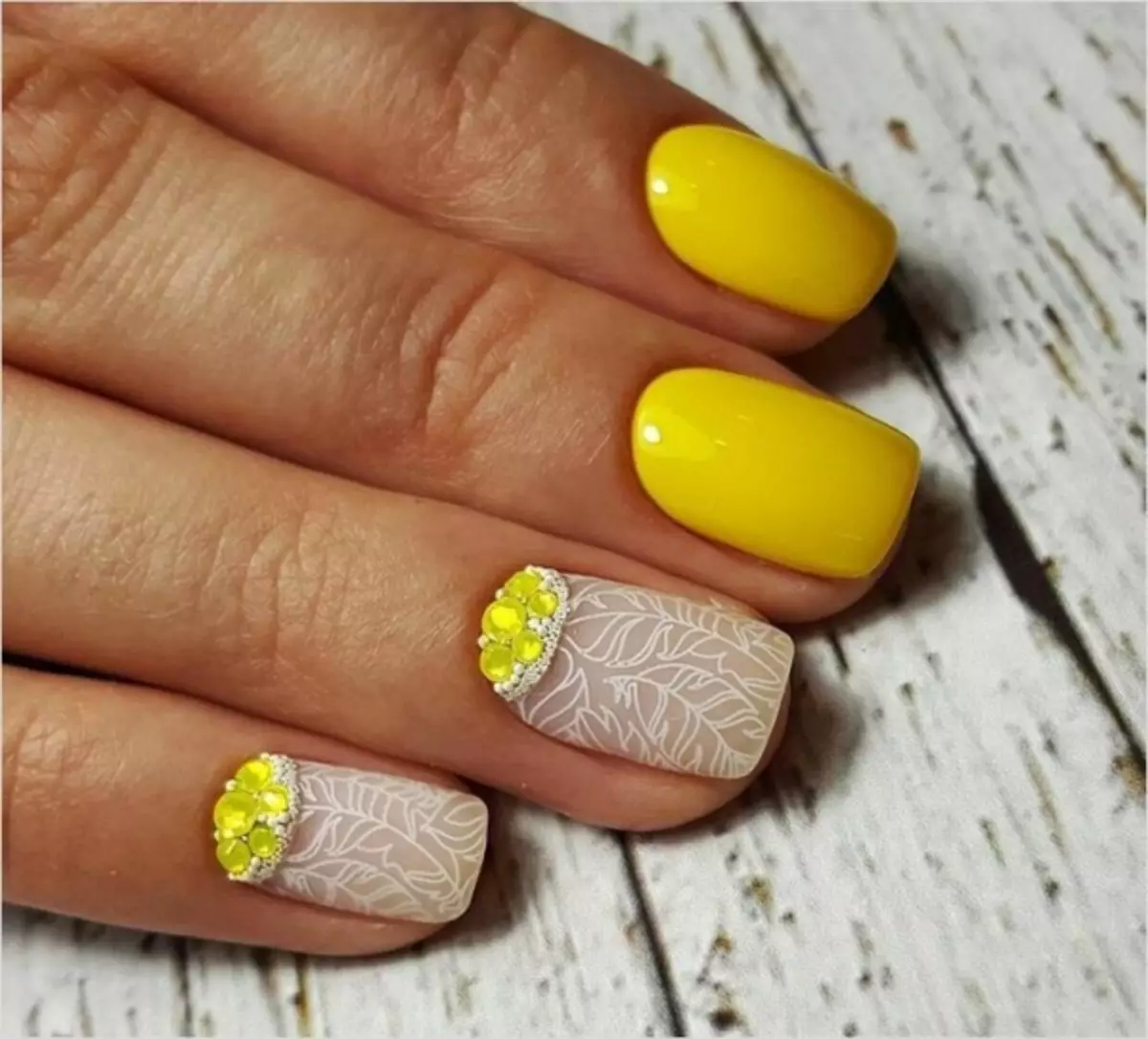 Manicure na may Yellow Gel Lacquer (55 mga larawan): Sine-Yellow Color Nail Design at novelty manicure sa light yellow tone na may turkesa 24213_24