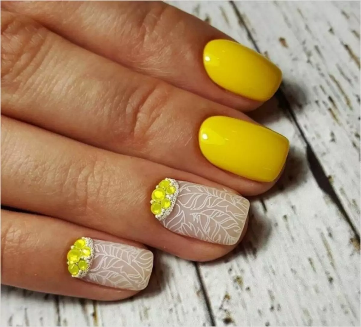 Manucure avec la laque de gel jaune (55 photos): couleurs jaune couleurs et manucure de nouveauté à la tonalité jaune clair avec turquoise 24213_24