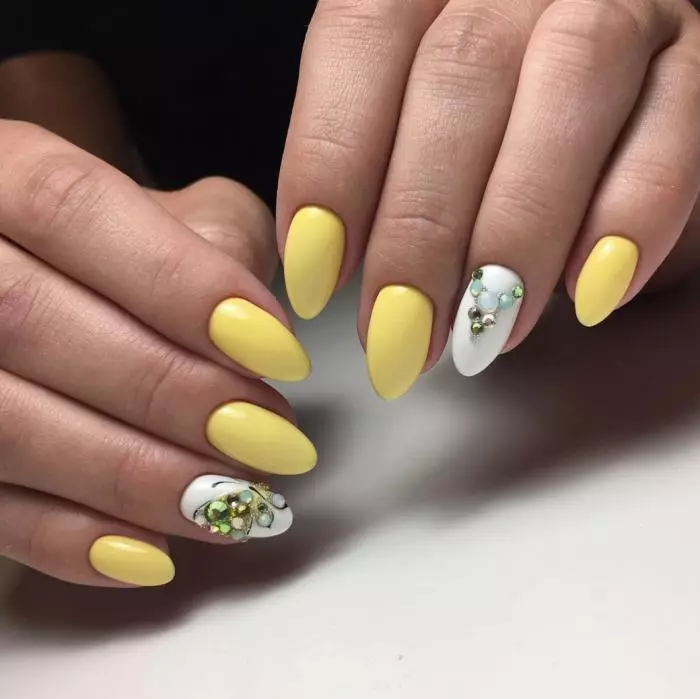 მანიკური ყვითელი გელი ლაქით (55 ფოტო): Sine-Yellow Color Nail დიზაინი და სიახლე მანიაკურის სინათლის ყვითელი ტონი ფირუზი 24213_25