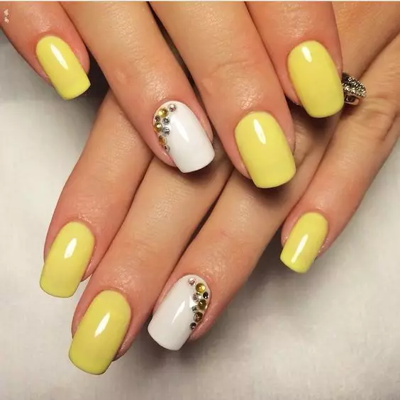 Manicure dengan Lacquer Gel Kuning (55 Foto): Desain Kuku Warna Sine-Kuning dan Manicure Baru dalam Nada Kuning Ringan dengan Turquoise 24213_26