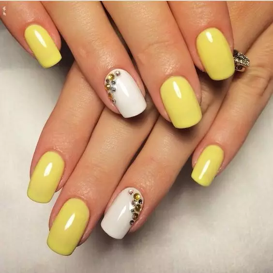 Manicure nge-Yellow Gel Lacquer (izithombe ezingama-55): Idizayini ye-Sine-Yellow Nail Design kanye ne-Novelty Manicure ngokukhanya okuphuzi okuphuzi nge-turquoise 24213_26