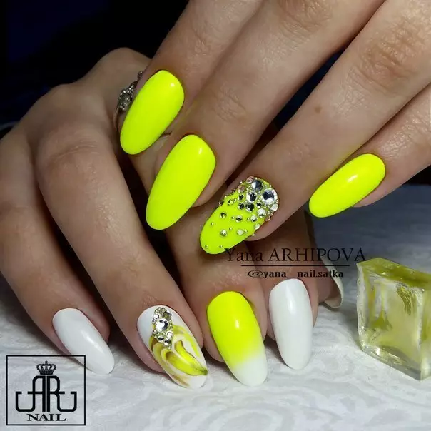 Manicure ដែលមានម្រាមដៃជែលលឿង (រូបថត 55): ការរចនាក្រចកក្រចកពណ៌លឿង - ពណ៌លឿងនិងមេខ្ញូនក្នុងសម្លេងពណ៌លឿងស្រាល ៗ ដោយមានភាពវឹកវរ 24213_28