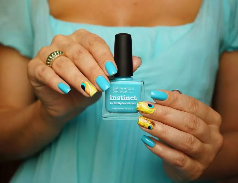 manicure ກັບສີເຫຼືອງ gel lacquer (55 ຮູບພາບ): ການອອກແບບຕະປູສີເຫລືອງສີເຫລືອງແລະ manicure ແປກໃນໂຕນສີເຫຼືອງອ່ອນໆກັບ turquoise 24213_40
