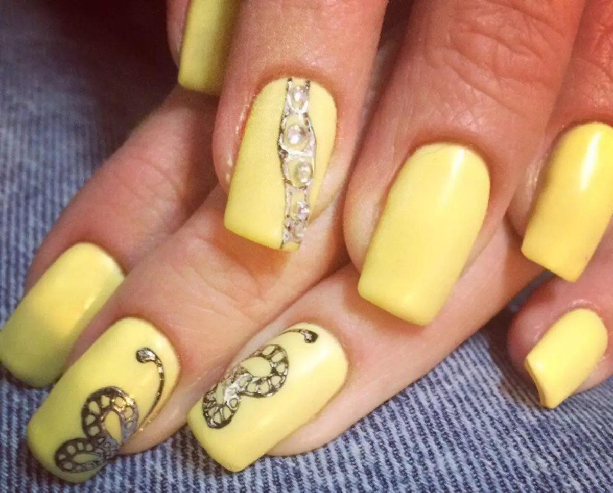 Манікюр з жовтим гель-лаком (55 фото): дизайн нігтів синьо-жовтого кольору і новинки манікюру в яскраво-жовтому тоні з бірюзовим 24213_41