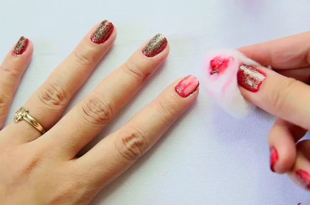 Manicure Gel Laca med Sequins (93 bilder): Design av svarte og røde negler med en strekkende glimmer. Hvordan pålegge rosa eller gjennomsiktige glitrer? 24233_11