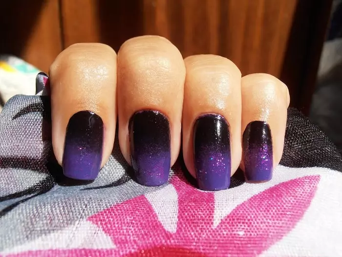 Gel de manicura Laca con lantejoulas (93 fotos): deseño de uñas negras e vermellas cun estiramento brillante. Como impoñer brillos rosa ou transparente? 24233_14