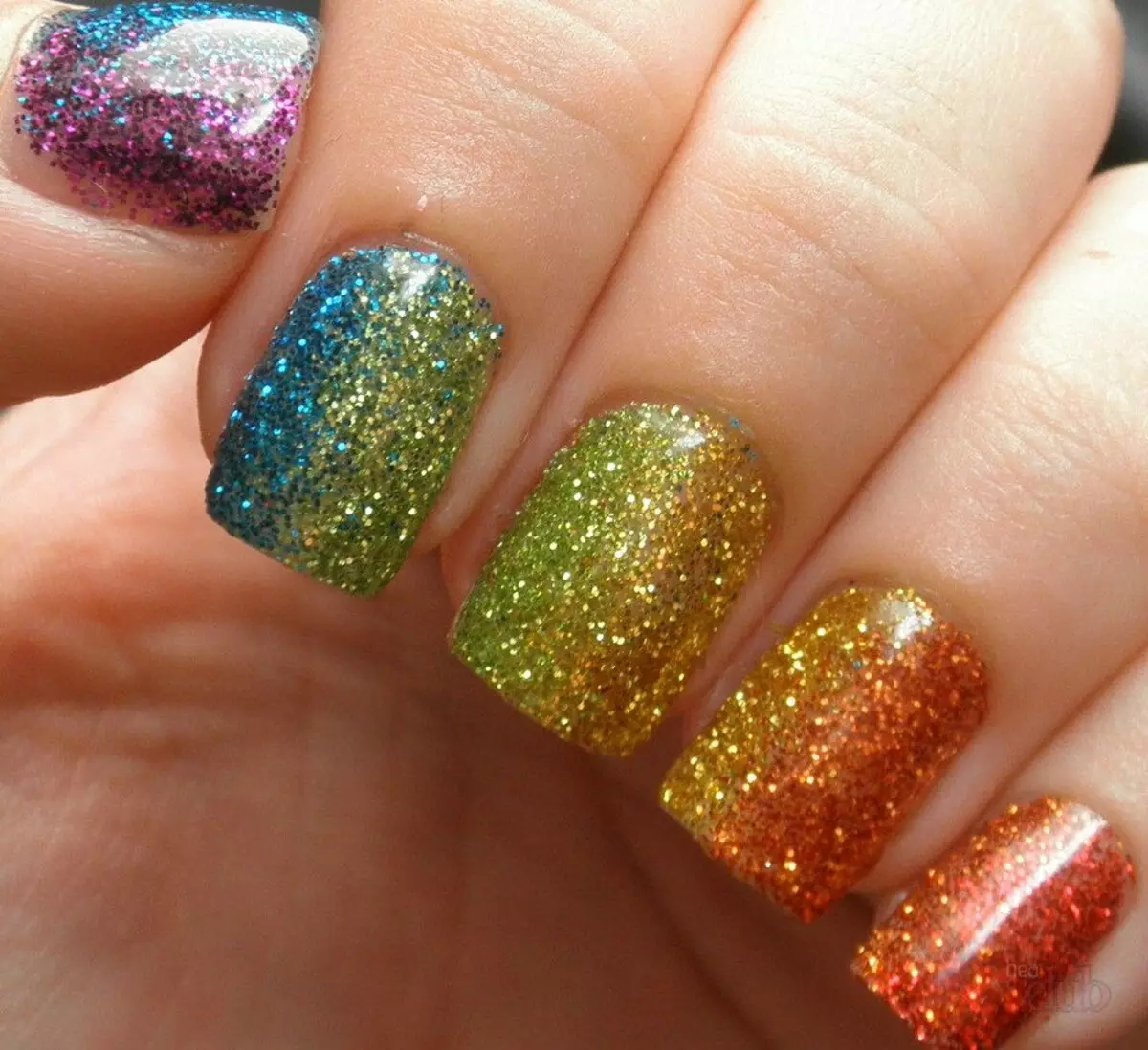 Manicure Gel laca ka Sequin (linepe tse 93): Boqapi ba lipekere tse ntšo le tse khubelu ka shimmer e otlolohileng. Mokhoa oa ho kenya lifaha tse tala tse takiloeng kapa tse hlakileng? 24233_15