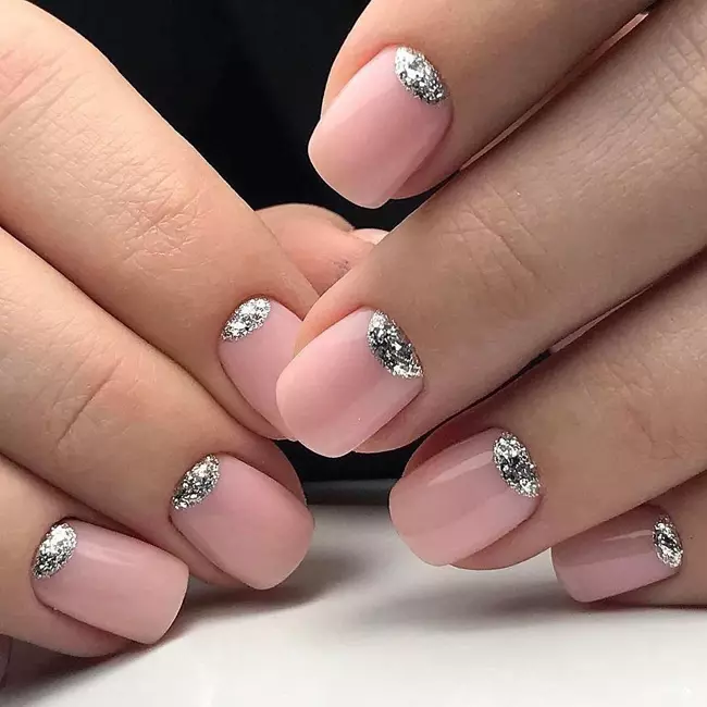 Manicure gel Laca na sequins (93 foto): imewe nke oji na-acha uhie uhie na shimmer. Kedu otu esi etinye akwụkwọ pink ma ọ bụ transperent? 24233_19