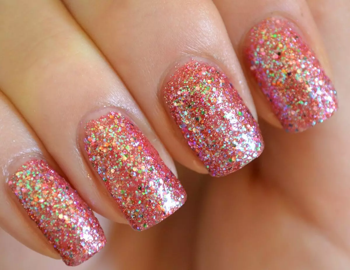 Manicure gel Laca na sequins (93 foto): imewe nke oji na-acha uhie uhie na shimmer. Kedu otu esi etinye akwụkwọ pink ma ọ bụ transperent? 24233_22