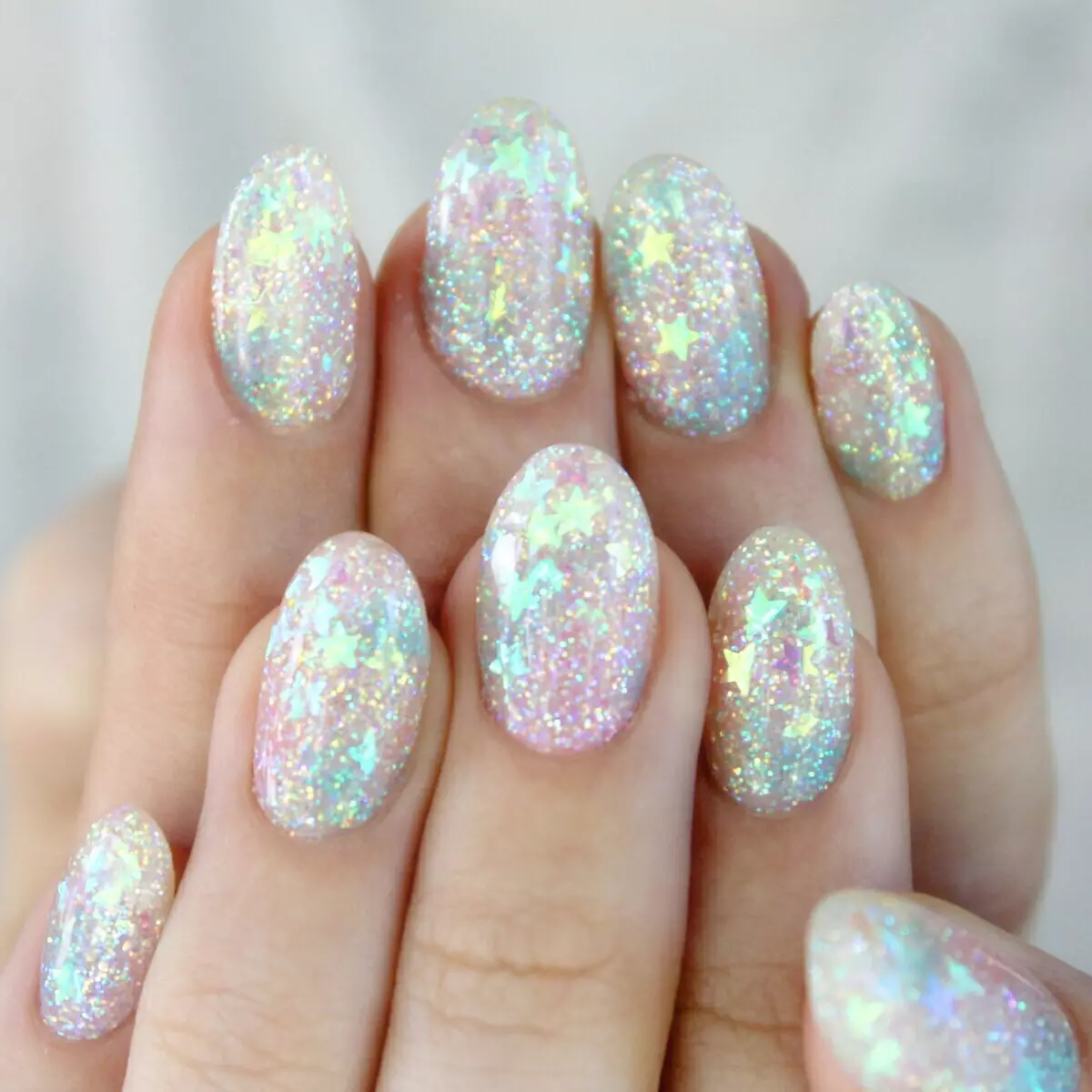 Manicure Gel Laca med Sequins (93 bilder): Design av svarte og røde negler med en strekkende glimmer. Hvordan pålegge rosa eller gjennomsiktige glitrer? 24233_23