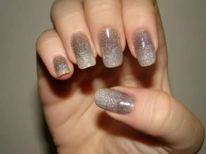 Manicure gel laca oo leh sequins (93 sawir): Nafficadaha ciddiyaha madow iyo casaanka leh oo leh shimmer fidsan. Sida loo soo rogo iftiin casaan ah ama daah furnaan leh? 24233_24