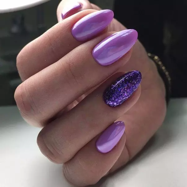 Gel manicure Laca con paillettes (93 foto): Design di unghie nere e rosse con uno shimmer di stretching. Come imporre scintille rosa o trasparenti? 24233_26