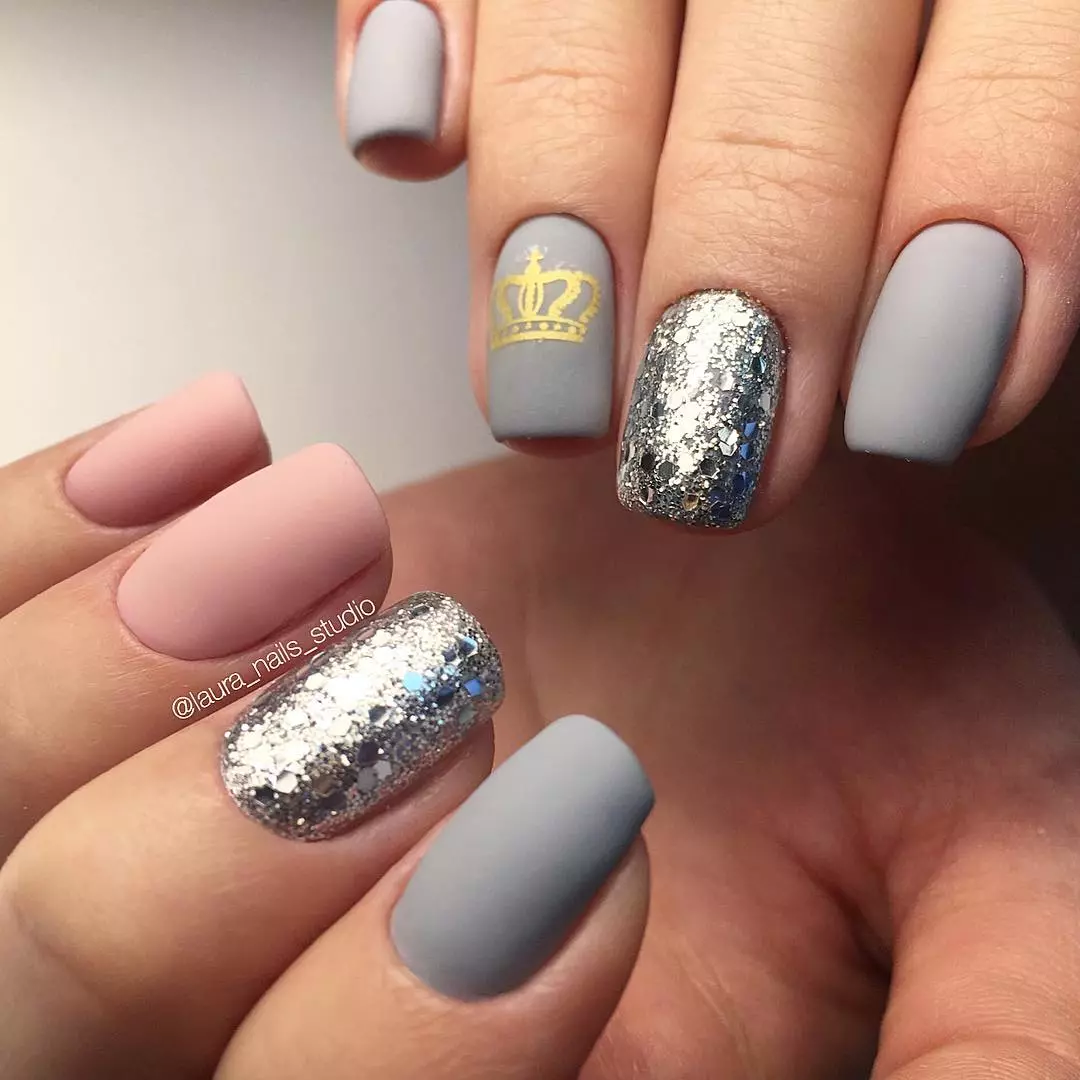 Manicure Gel Laca nga adunay Seequins (93 Mga Litrato): Design sa Itom ug Pula nga Mga Kalansang nga adunay usa ka nag-inat nga shimmer. Giunsa pagpahamtang ang pink o transparent sparkles? 24233_29