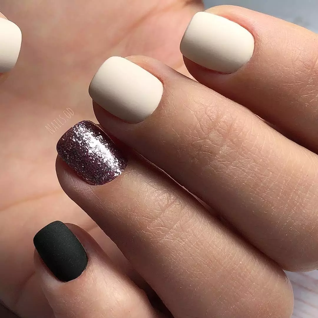 Manicure Gel Laca nga adunay Seequins (93 Mga Litrato): Design sa Itom ug Pula nga Mga Kalansang nga adunay usa ka nag-inat nga shimmer. Giunsa pagpahamtang ang pink o transparent sparkles? 24233_30