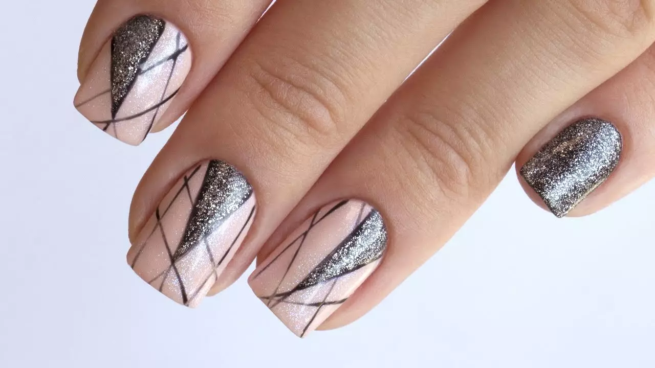 Gel de manicura Laca con lantejoulas (93 fotos): deseño de uñas negras e vermellas cun estiramento brillante. Como impoñer brillos rosa ou transparente? 24233_31